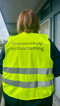 Geel hesje met daarop bewonershulp verduurzaming