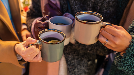 Gsprek mensen buiten koffie T