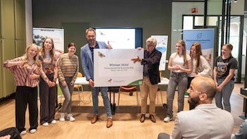 Wethouder overhandigd certificaat winnaars